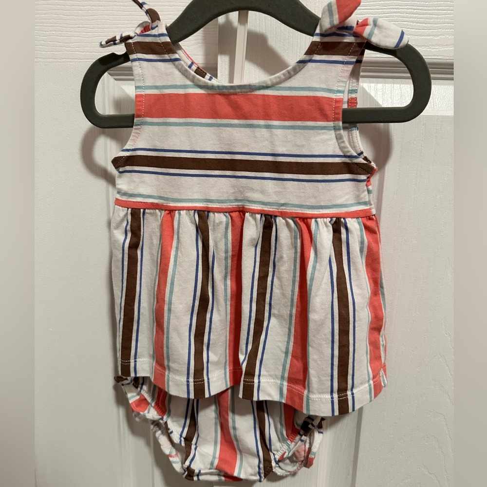 Baby girls Carters matching tank and shorts set, Size 12 months